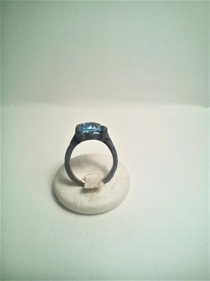 ANELLO TOPAZIO AZZURRO TONDO TAGLIO BRIOLETTE IN ARGENTO BRUNITO 925 - Immagine 4 di 4