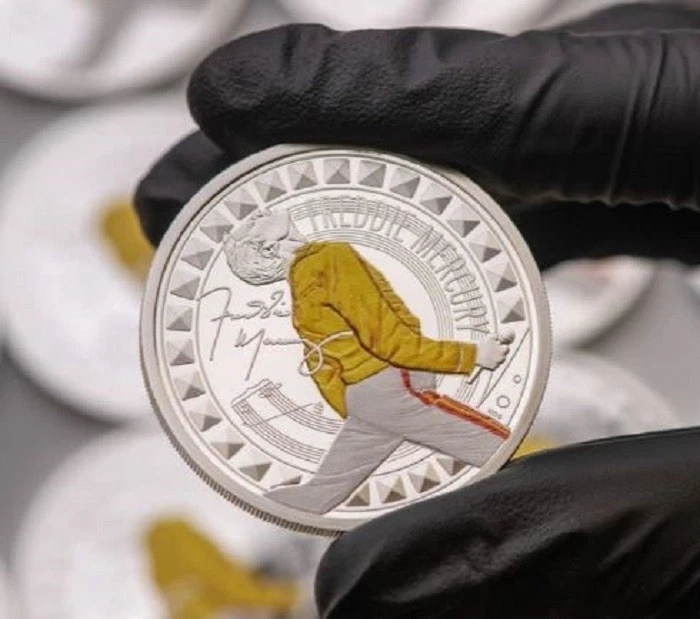 Freddie Mercury - Queen sealed £5 Coloured coin Royal Mint -Available by 28 Nov  - Image 4 of 4