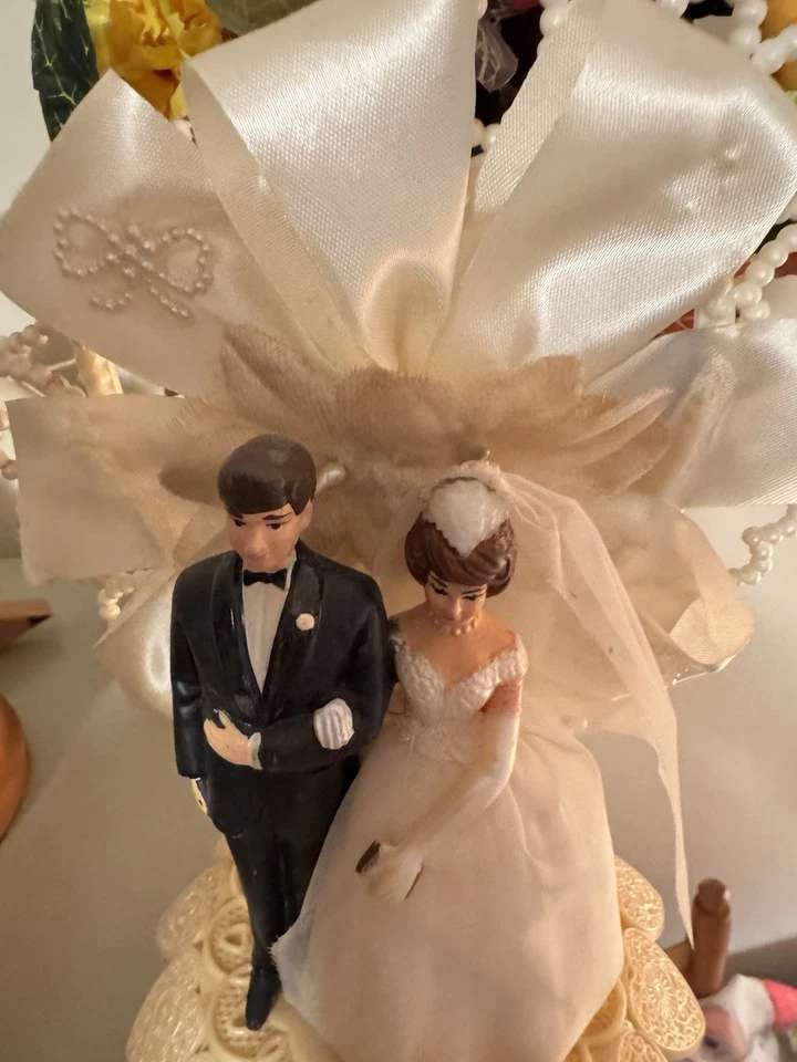 Decoración de pastel de boda vintage años 60 morena novia y novio Foto 2 de 4