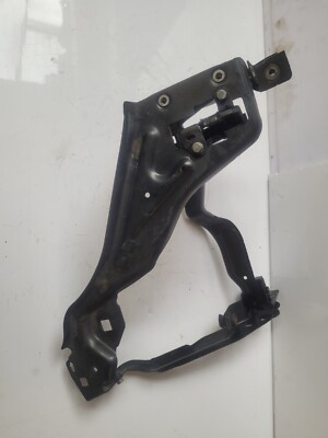 MERCEDES C180 CGI 1.8 DRIVER SIDE FRONT HEADLIGHT MOUNT A2046201091