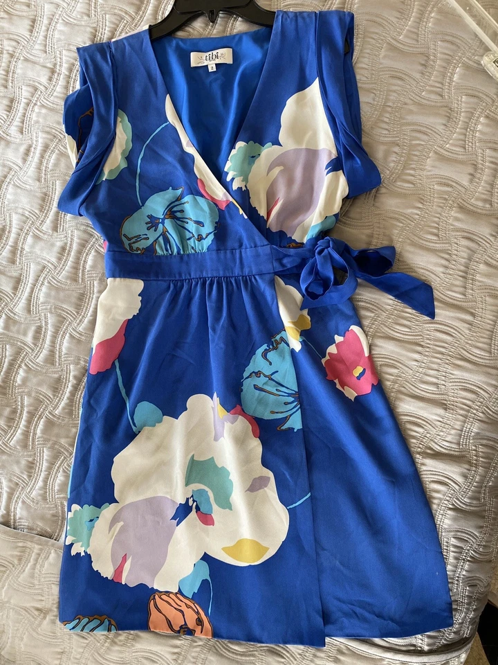 Vestido envolvente Tibi Josephine Blossom azul floral cuello en V talla 2 $368, 100 % seda, para mujer Foto 2 de 4