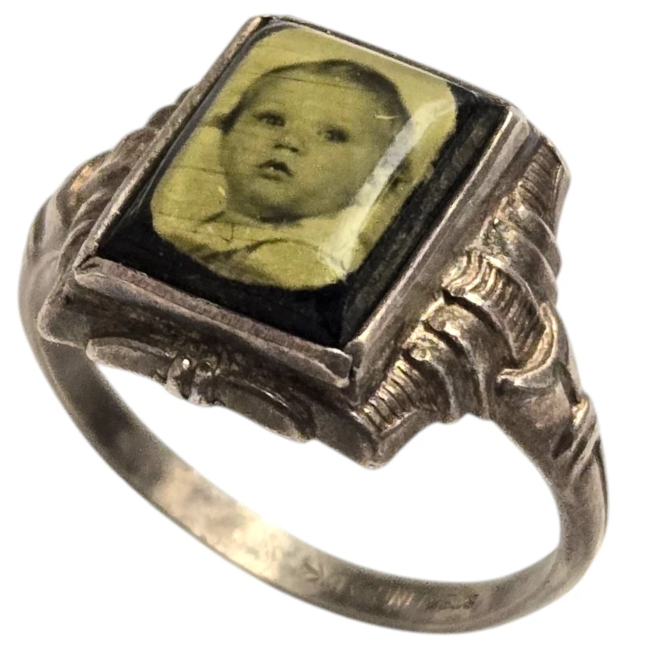 Anillo de prisión de luto de bebé con foto de celuloide de plata esterlina Uncas de 1930 talla 11 Foto 4 de 4