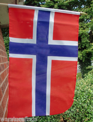Pole Flag Of Norway, Norway Pole Flag Waving In Wind On Green - Foto 5