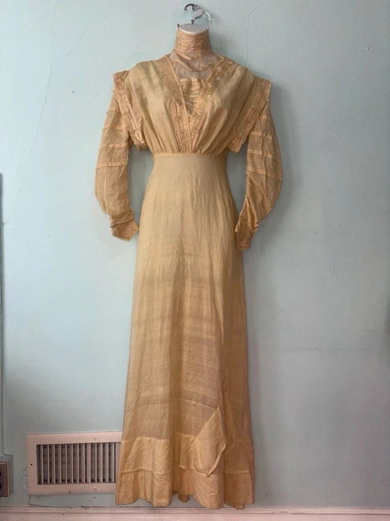 old fashioned dresses 1900 1900s Fashion: Clothing Styles in the Edwardian Era Nice fabric and good craftsmanship. The Evolution of the 19th