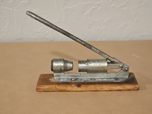 VTG Reed's Rocket Nut Cracker Pecan Nutcracker Wood & Metal USA - Picture 5 of 8