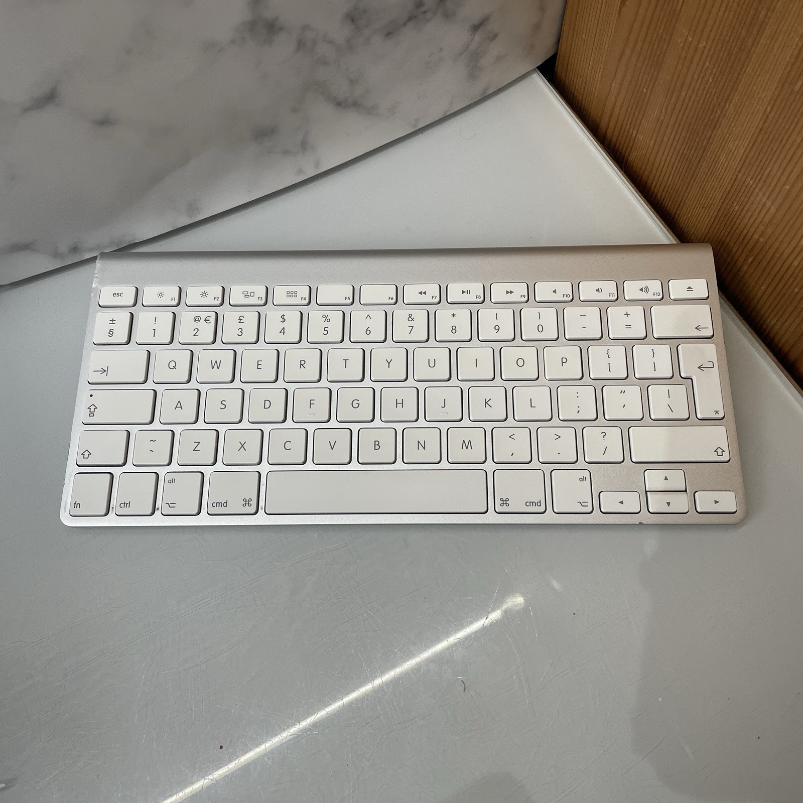 Apple Mac A1314 Wireless Keyboard Silver & White, Fully Working B Grade