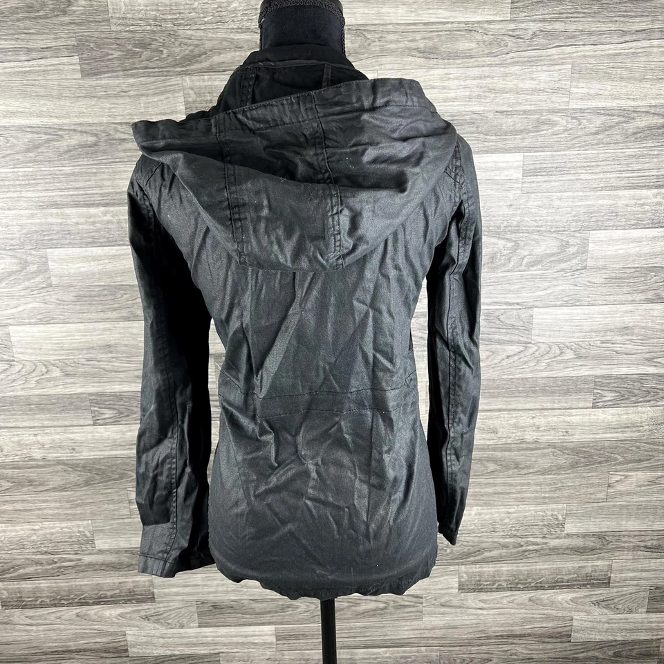 Jaqueta militar feminina FOREVER 21 com zíper completo e encaixe manga longa preta tamanho pequeno - Imagem 3 de 4