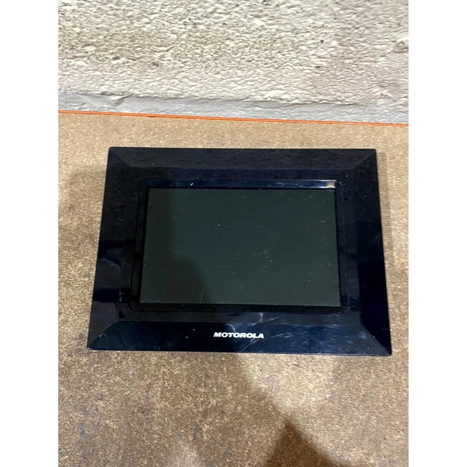 Motorola MF700 Digital Photo Frame Black 7" Colour Display Portable with Adapter - Image 4 of 4