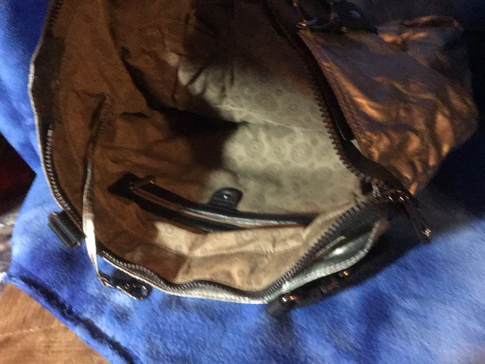 Bolso de Mano Kipling Gris Metálico Recubierto Nylon Cartera con Llavero Mono Metal En Muy Buen Estado Foto 4 de 4