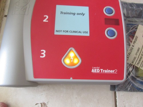 Laerdal AED 2 Trainer Training Tool With 1 Set Of New Pads - Picture 2 of 10