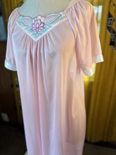 Sears Vintage Carriage Court soft pink nightgown nylon OSFA one size RN 15643 - Picture 4 of 8