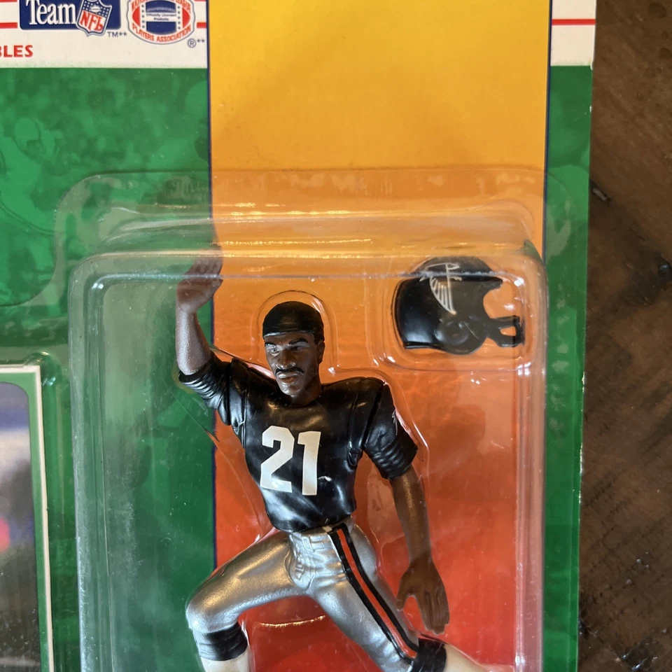 Figura Deion Sanders Atlanta Falcons 1994 alineación inicial con tarjeta y casco Foto 3 de 4