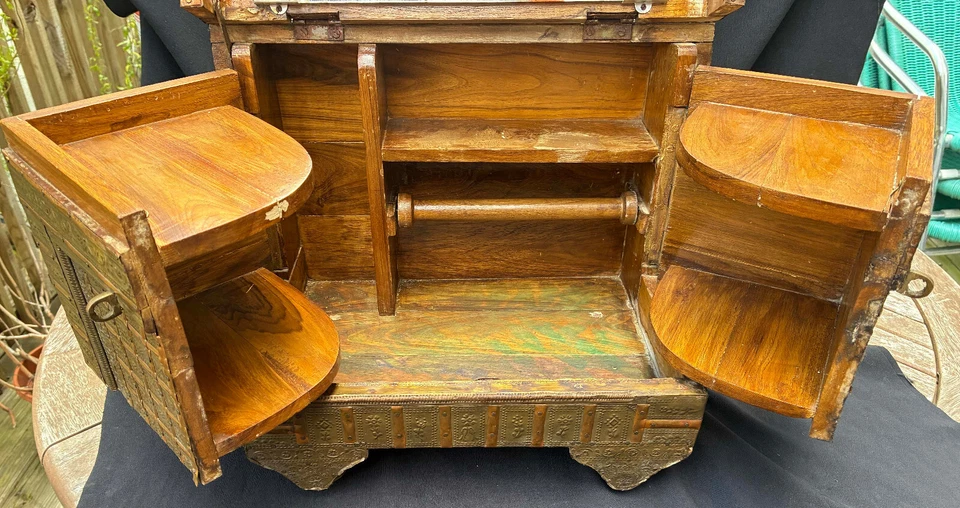 Espejo tocador de 4 ruedas revestido de latón vintage Repousee 2 puertas batientes 15" Foto 3 de 4