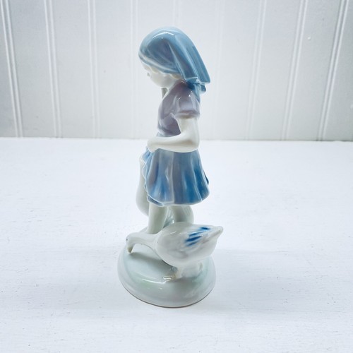 Vintage Metzler & Ortloff “Girl with Geese' 6" Porcelain Figurine Germany - Picture 4 of 8