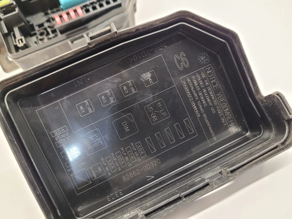 12-19 TOYOTA YARIS RH Passenger Right Fuse Box Engine Hatchback 8263152020 Foto 3 de 4