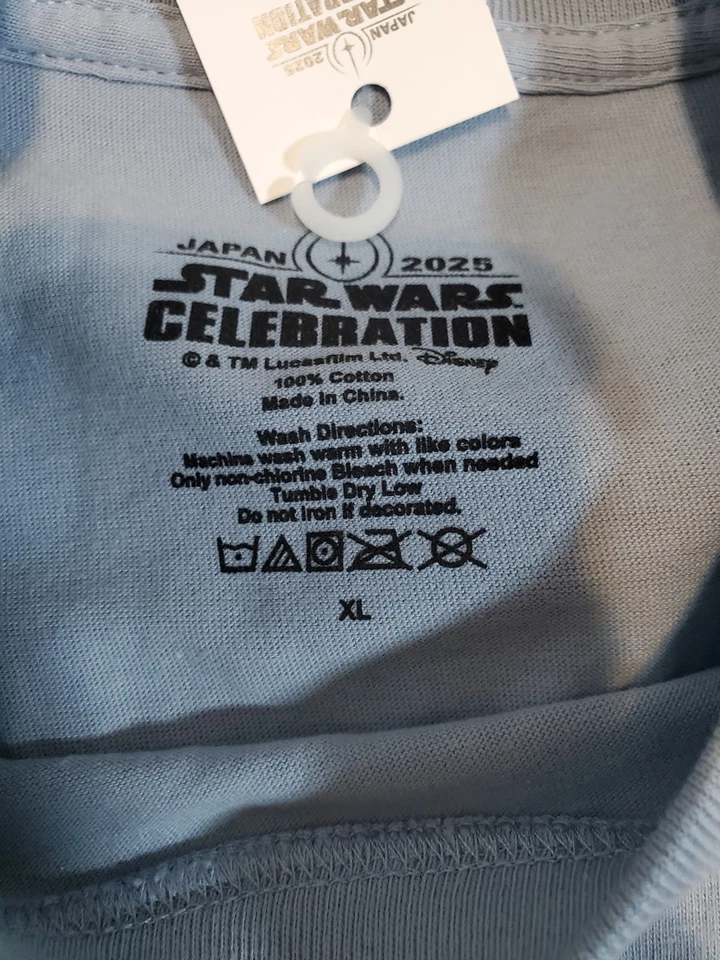 AUTÉNTICA Camiseta Artística Insignia Star Wars Celebration Japón 2025 R2-D2 y C3-PO XL Foto 3 de 3