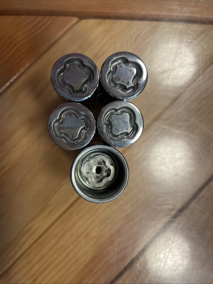 Tuercas de bloqueo de rueda McGard 2021 Chevy Silverado Foto 3 de 3