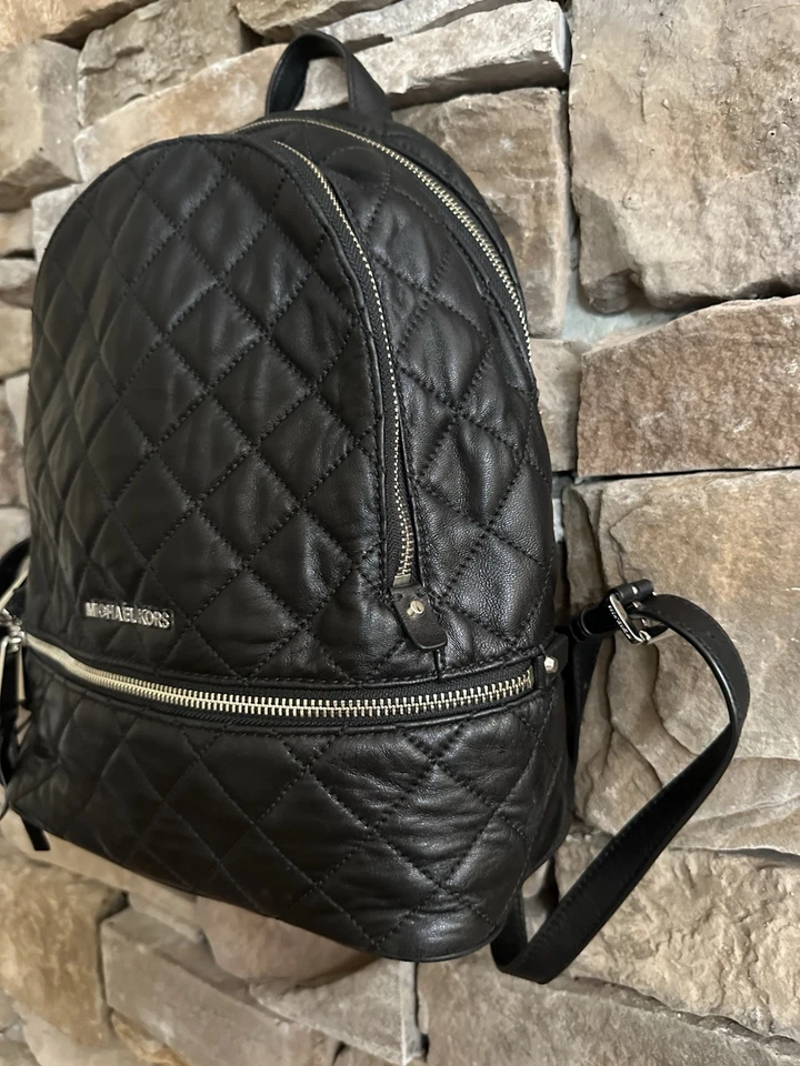 Mochila de cuero negra acolchada Michael Kors Rhea Foto 3 de 4