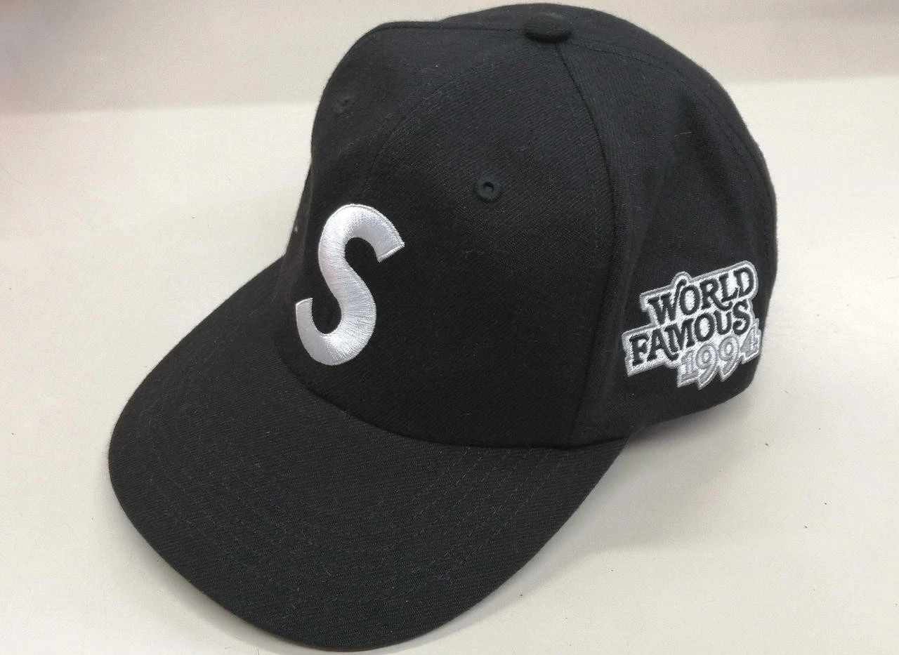SUPREME Numéro de modèle : Casquette noire MONDE CÉLÈBRE 1994