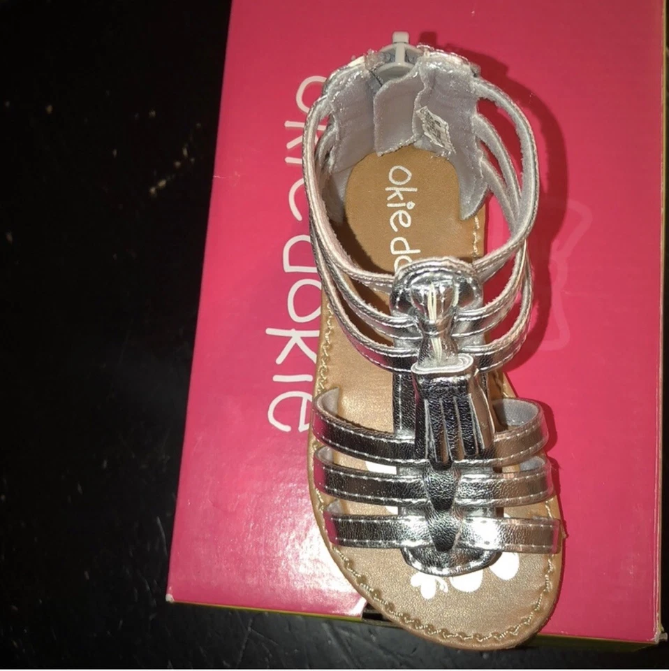 Okie Dokie niña niño bluebell gladiador plateado disponible en 5 y 6 EE. UU. Foto 2 de 4