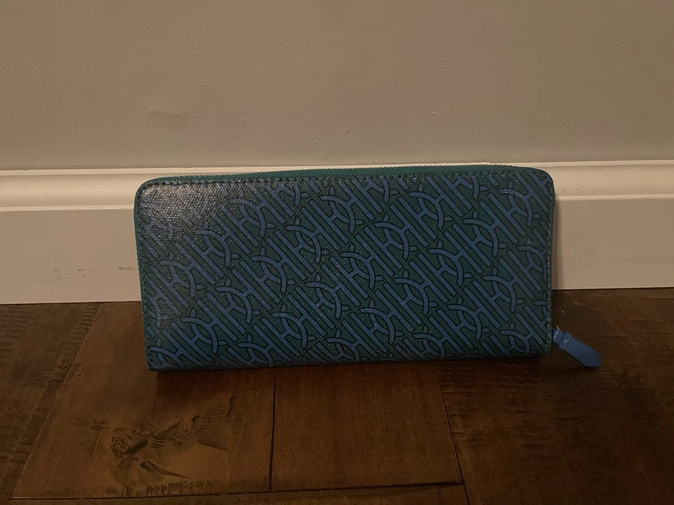Carteira continental COLE HAAN cor verde-azulada monograma logotipo couro com zíper ao redor - Imagem 3 de 4