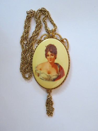 Vintage Porcelain Cameo Style Pendant Necklace Gold Tone 17.5" Chain Tassel Nice - Picture 6 of 7