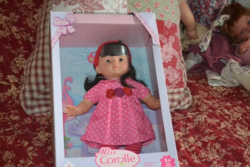 COROLLE POUPÉE ASIATIQUE LOU 36 cm - Excellent état EUR 55,00 - FR COROLLE POUPÉE ASIATIQUE LOU 36 cm - Excellent état EUR 55,00 - FR