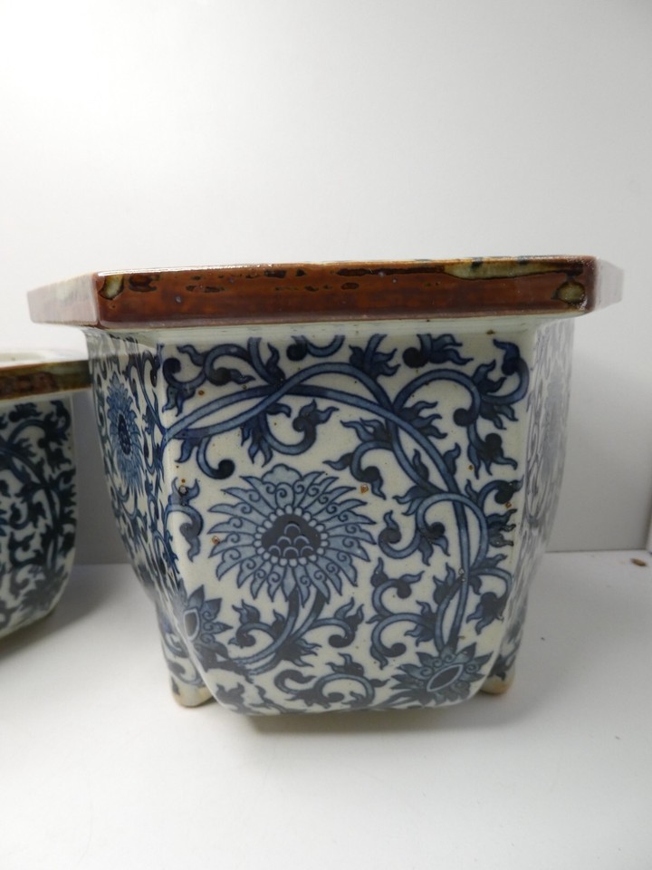 SET 3 VINTAGE GRADUATED BLUE AND WHITE PAINTED FLORAL POTTERY PLANTER