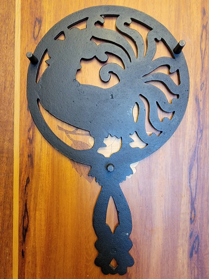 Remaches de hierro fundido vintage (2) diseños de gallo y querubín funcionales decorativos Foto 3 de 4