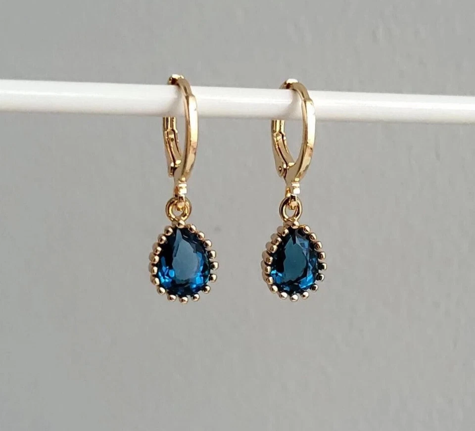 Pendiente colgante de zafiro simulado corte pera de 1,50 quilates enchapado en oro amarillo de 14 k Foto 4 de 4