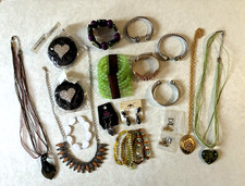 Lot of 18 Really Nice Pieces Costume Jewelry in Amazing Condition all Wearable