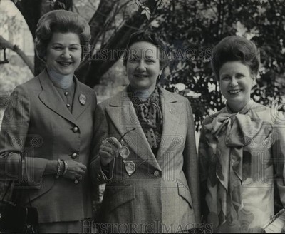 1974 Press Photo Alabama- Wife of U.S. Senator James Allen ''Happy to be Home.''