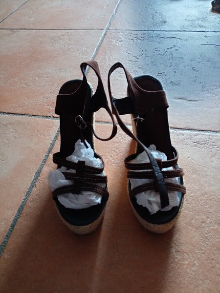 Sandalia de Cuña. Talla 40, 2 ó 3 puestas, marca no conocida.