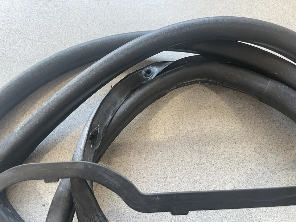 96-02 MERCEDES-BENZ E320 E430 W210 ~ SELLO MARCO PUERTA TRASERA DERECHA ~ 2107300278 Foto 2 de 4