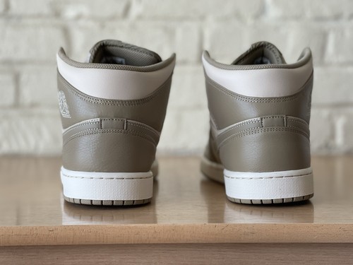 Scarpe da ginnastica Air Jordan 1 Mid da uomo taglia 13 bianco marrone pelle cachi HF4830 203 - Foto 9 di 10