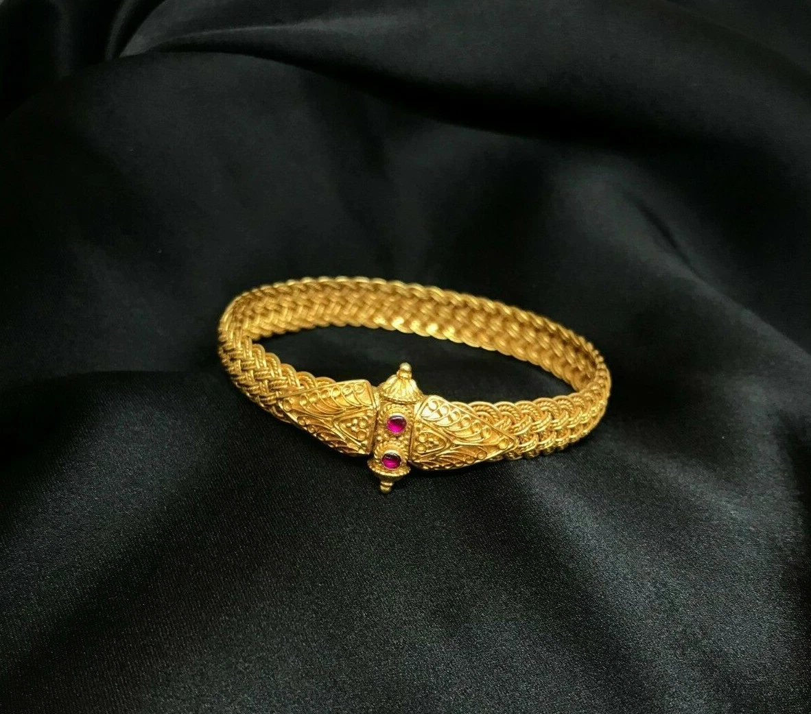 Indian Bangles Set 22K Gold - bast17322 - 22K Gold Bangles set (6 PCs).  Bangles are designed in traditional Indian style with 2 side kadas an