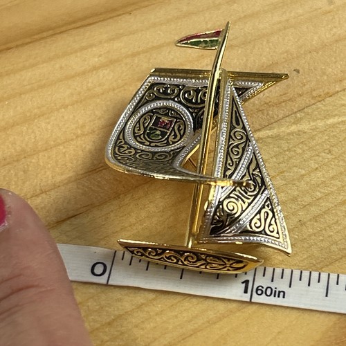 Long Pin BROOCH 1" H SPAIN Signed Vintage Spanish DAMASCENE Sailboat Gold Tone - Picture 10 of 11