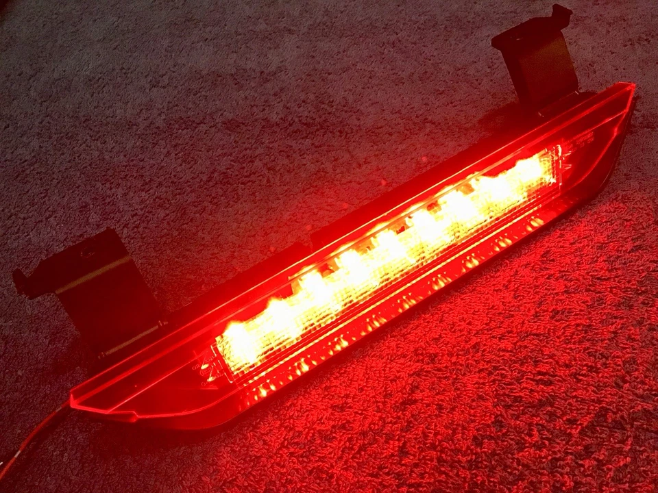 Conjunto de tercera luz de freno central Nissan OEM para Xterra 26590-EA50C T Foto 4 de 4