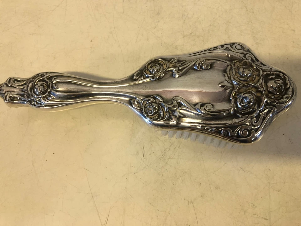 Cepillo de mano vintage posiblemente antiguo de ley con decoraciones florales y marca G Foto 3 de 4