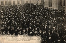 CPA PARIS Manif des Étudiants Place de l'École de la Medecine (1393226)