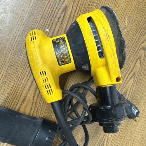 (MA3) DeWalt (DWE6423) 5" Variable Speed Random Orbit Sander - Picture 4 of 4