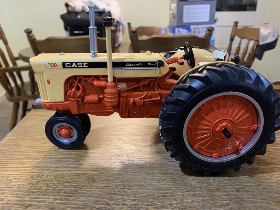 Ertl Case 730 Tractor With Narrow Front Collector Edition. 1/16 Scale - Image 2 of 4