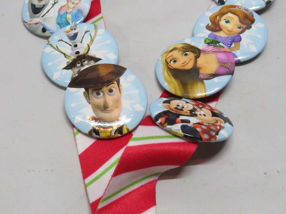 Disney Parks Limited Release Series Pluto Christmas Lanyard with 8 pins Foto 3 de 4