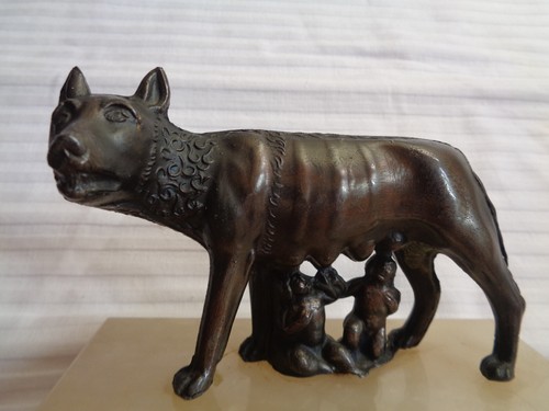STATUE DER WÖLFIN VON ROM ROMUS UND ROMULUS STILLEND AUF MARMOR- ODER ONYXSOCKEL - Bild 3 von 7