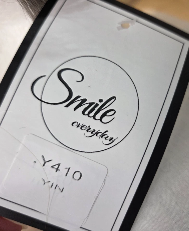 Peluca corta rizada gris Smile Everyday Y410 YIN Foto 4 de 4