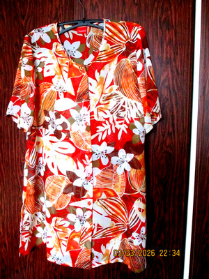 tolle TRIUMPH BLUMEN BLUSE  Größe 40  Polyester Kurzarm  schön lang superleicht