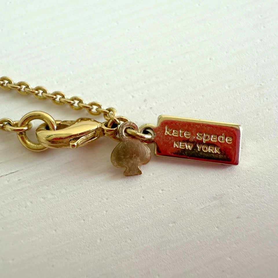 Collar Estación Kate Spade Take A Bow Esmalte Crema Tono Dorado Metal 32" Foto 3 de 4