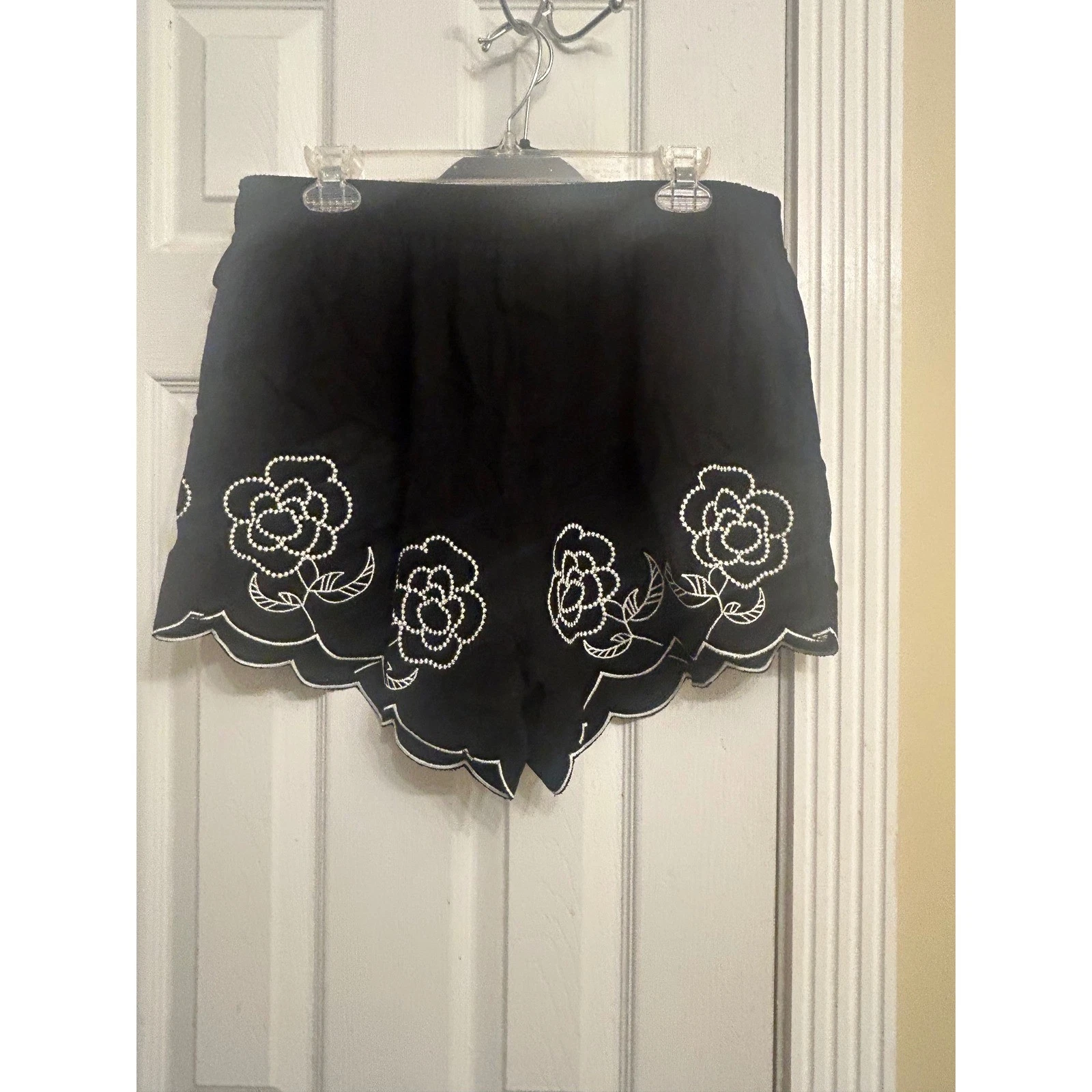 Umgee USA Black Linen Blend Embroidered Floral Scalloped Hem Shorts XL