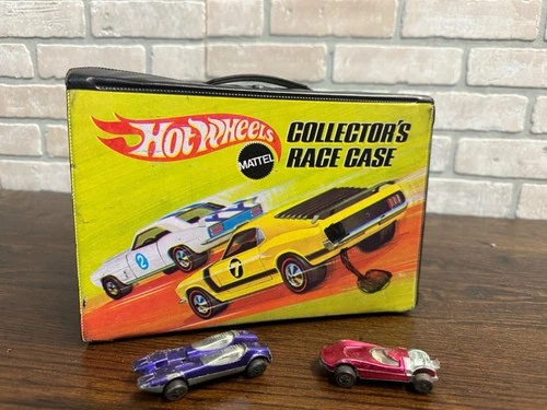Vintage 1969 Mattel Hot Wheels Collectors Race Case 24 Cars #4976 - w/ 2 Cars