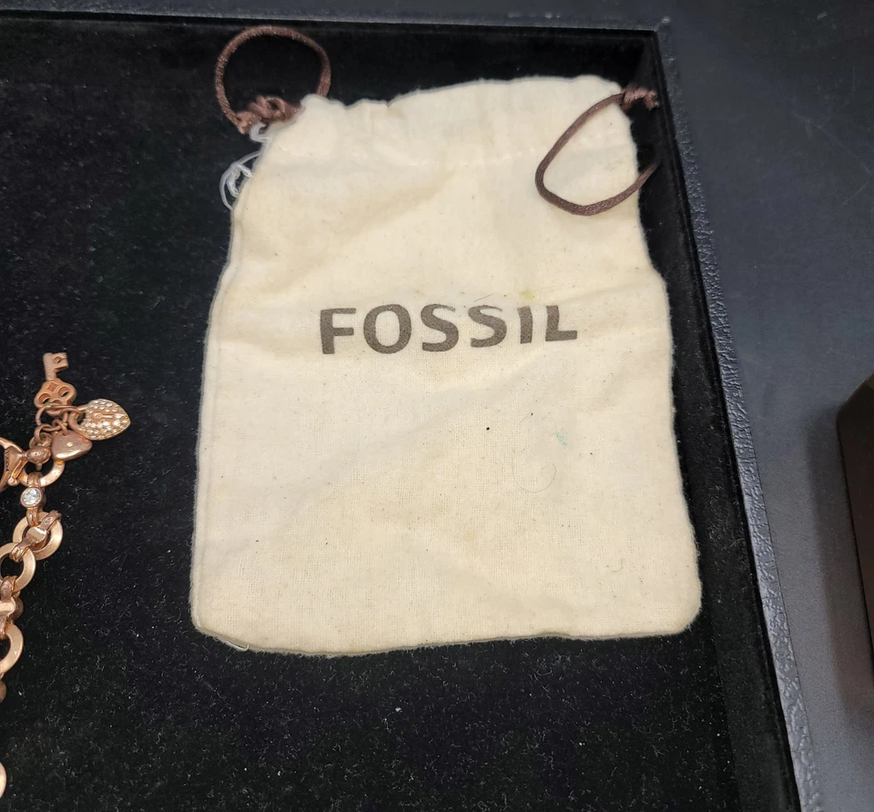 Pulsera con dije de oro rosa fósil Foto 3 de 4